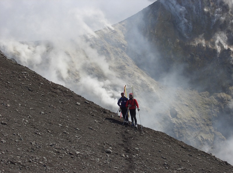 Etna, cratere Bocca Nuova durante la traversata S-N