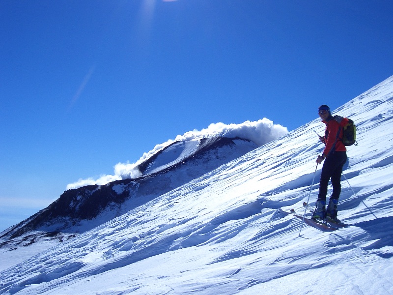 Etna, verso il cratere centrale, il SE sullo sfondo.