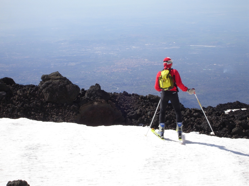 Etna Sud, sullo sfondo la piana di Catania e il mare.