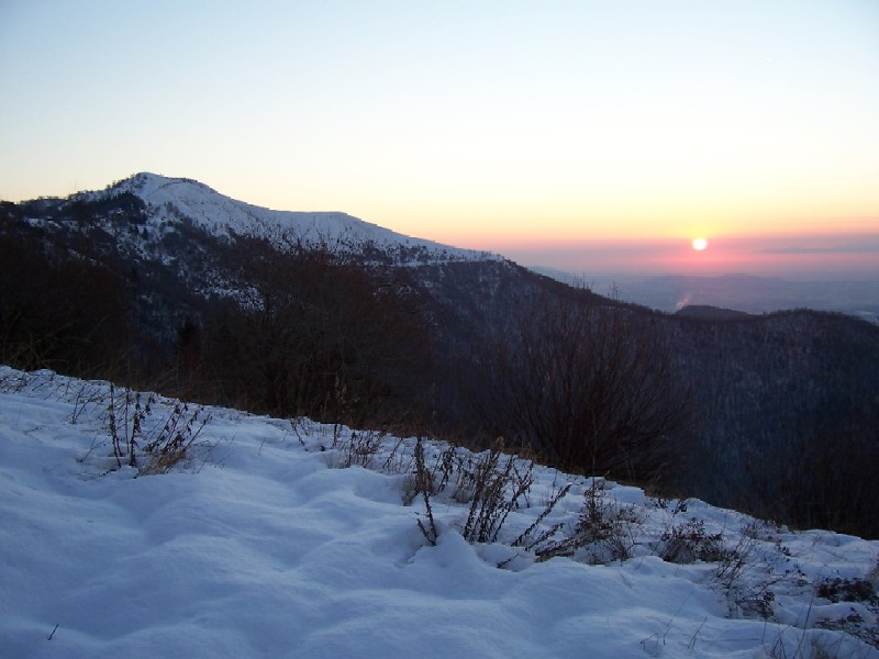 Alba verso il Monte Boletto Alba verso il Monte Boletto