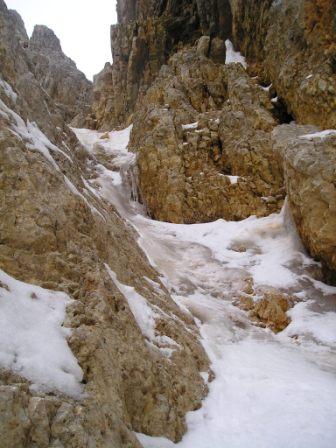Croda Rossa d'Ampezzo, Via Grohmann, goulotte dal basso Croda Rossa d'Ampezzo, Via Grohmann, goulotte dal basso