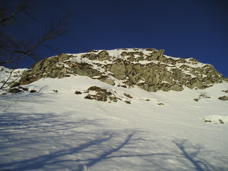 Corno alle Scale, Parete Est, primo sperone, prima fascia rocciosa