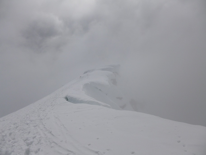 Cornice fessurata in vetta al Monte Generoso Cornice fessurata in vetta al Monte Generoso