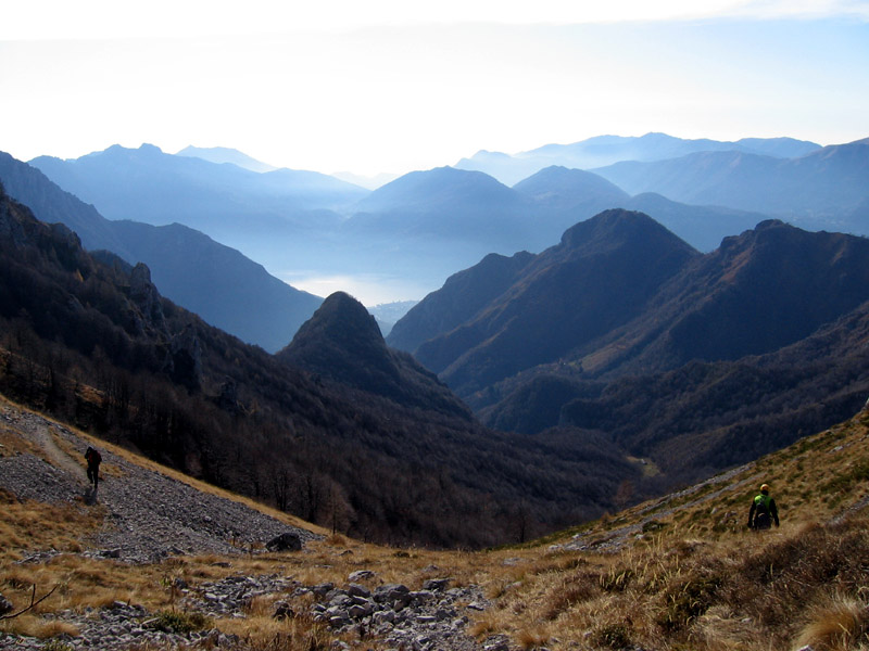 Via Cai Vedano, pilastro di Prada
