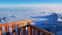 Il balcone della Capanna Margherita si addentra nel mare di nubi come la prua di una barca.