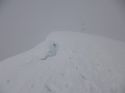 15/02/2014 Innevamento molto abbondante e cornice che si  assestata fessurandosi ed in parte crollando, a picco sul versante NW a pochi metri dalla vetta del Monte Generoso.